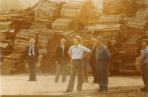 Responsables de chantiers et ouvriers levant la tête vers le four en travaux de l'Usine en 1977